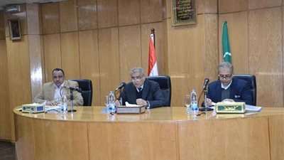 محافظ المنيا يناقش المشاريع المقترحة للافتتاح في العيد القومي