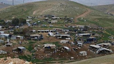 قوات الاحتلال تغلق الخان الأحمر وتمنع المتضامنين من الوصول