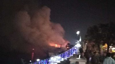 ننشر الصور الأولى لحريق مركب نيلي بالمعادي