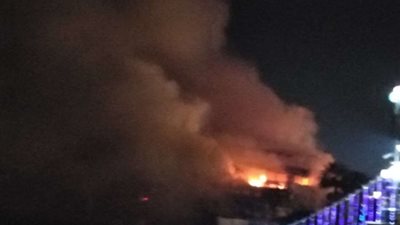 الدفع بـ3 خزانات مياة إضافية لإخماد الحريق المشتعل بمركب المعادي