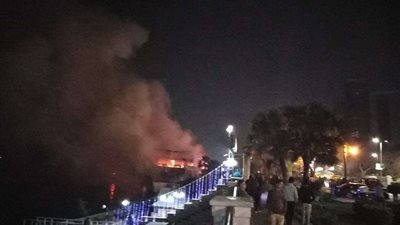 الحماية المدنية تواصل عمليات التبريد لمركب سياحي محترق بكورنيش المعادي