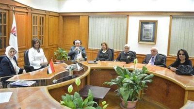 وزيرة الهجرة تلتقي أسرة العالم الراحل عادل محمود