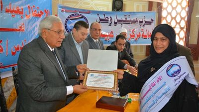 محافظ الدقهلية يكرم 12 من الأمهات المثاليات في بني عبيد