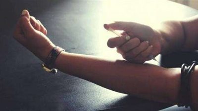 مدمن مخدرات يذبح شقيقه بزجاجة.. ويبرر: الشيطان شاطر