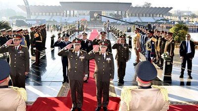 في يوم الشهيد.. وزير الدفاع يضع أكاليل الزهور على قبر الجندي المجهول
