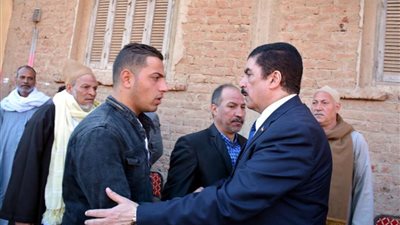 محافظ القليوبية يقدم واجب العزاء لأسرة شهيد الواجب بطوخ