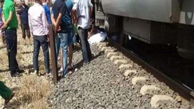 «من الموت حياة».. أم تضع طفلها في حادث قطار المزاريق