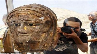 ديلي ميل: تعثر أخصائي أثناء البحث وراء اكتشاف مقبرة تعود لأكثر من 2500 عام بمصر