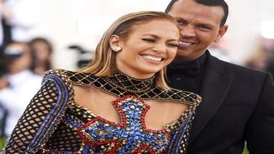 بالصور.. جينفير لوبيز تفاجئ متابعيها بارتداء خاتم الخطوبة