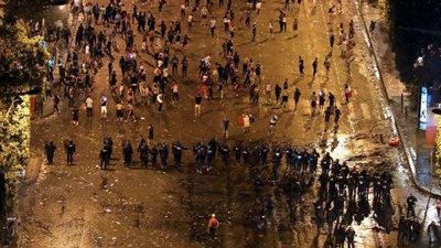 إخلاء شارع الشانزليزيه بفرنسا بعد اشتباكات الشرطة مع الأهالي