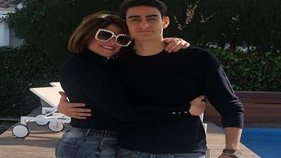 في أحدث صورة لها.. هيدى كرم مع ابنها بجوار حمام السباحة