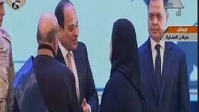 السيسي يكرم عدد من الآباء والأمهات المثاليات في 