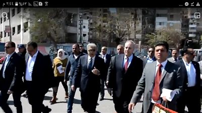 القائم بأعمال السفارة الأمريكية يتجول بشوارع المنيا