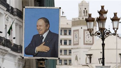 انتشار أمني مكثف بين مطار الجزائر والقصر الرئاسي