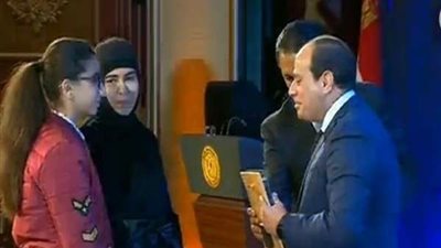 مصافحة معمرة وتكريم أسر الشهداء.. لقطات إنسانية للرئيس في 