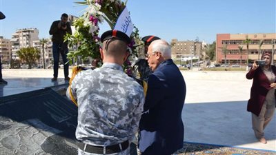 محافظ بورسعيد يضع إكليل الزهور على النصب التذكاري للشهداء
