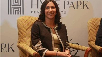 فريدة عثمان توقع عقدًا مع «هايد بارك» بحضور وزير الرياضة