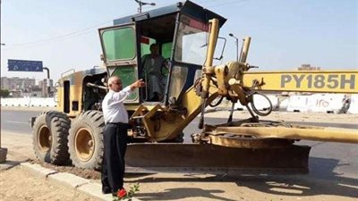 تسوية وتمهيد جوانب الطريق الزراعي بمحيط مستشفى قويسنا