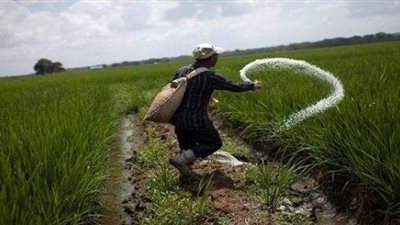 «الطبيعة والسلطة المفقودة»..الفلاح يتجرع مُر الأسمدة من جديد