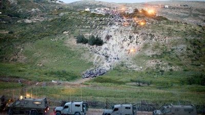 حشود سورية تجتمع قرب السياج الإسرائيلي على «الجولان»