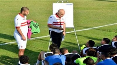 جروس يعقد محاضرة فنية مع لاعبي الزمالك قبل مباراة اليوم