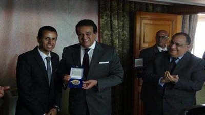 «عبد الغفار» يكرم طلبة «هندسة حلوان» مبتكري الدراجات الكهربائية الذكية (صور)