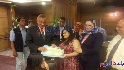 محافظ الجيزة يكرم أوائل الثانوية العامة (صور)