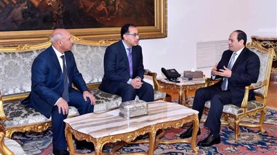 السيسي يجتمع مع مدبولي وكامل الوزير لبحث تطوير منظومة النقل