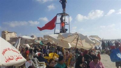 «الشاطئ الملعون» .. لافتة وزمن: لغز الموت في متعة الصيف