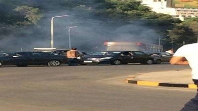 تصاعد أدخنة كثيفة من أتوبيس نقل عام أمام جامعة القاهرة