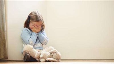 أم تعذب طفلتيها الرضيعتين بشكل وحشي.. (فيديو)