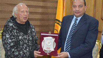 رئيس جامعة بني سويف يكرم الموسيقار هاني شنودة