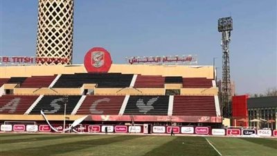 بالصور.. الأهلي يزين ملعب التتش بملصقات الإعلانات الجديدة