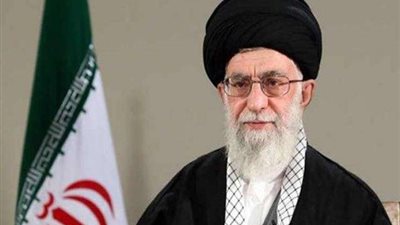 متظاهرون عراقيون يمزقون صورًا لـ«خامنئي» بشوارع بغداد