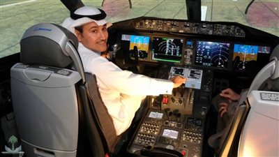 فيديو.. طيار يعود لمطار جدة بطاقمه لإحضار رضيع نسيته والدته في صالة السفر