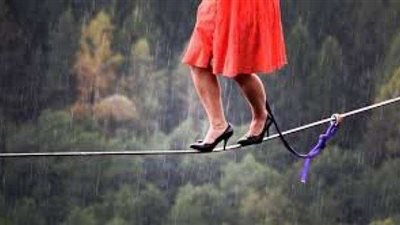 استعراض مذهل لامرأة فرنسية تمشي على الحبل.. (فيديو)