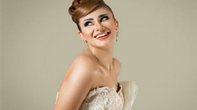 إنجي خطاب  تشارك فى تحدي” كيكي”.. فيديو