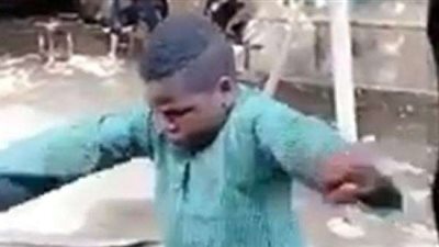 بالصعيدي.. طفل يقلد رقصة ”الكيكي” الشهيرة أمام ”توك توك” (فيديو)