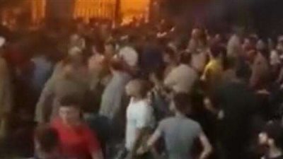 لحظة اقتحام أهالي سائق توتوك مخطوف محكمة تلا.. (فيديو)