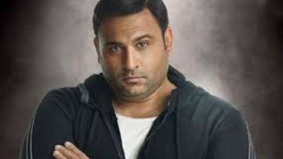 أكرم حسني ينتظر عرض «البدلة» ويمتنع عن دراما رمضان