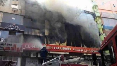 عمليات تبريد بعد السيطرة على حريق مول الموسكي