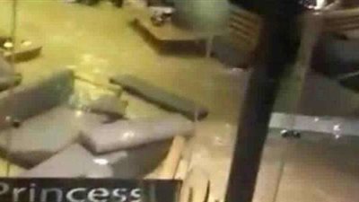 غرق كافيه بالتجمع الخامس بعد انفجار ماسورة مياه.. (فيديو)