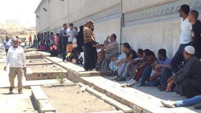 «الحب» يجمع بين الزوجين في الزنزانة وآخر ظَلمه الخبز.. «حكايات من أمام طرة»