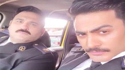 بقدرة قادر.. أكرم حسني يحول «عيش بشوقك» تامر حسني لمشهد كوميدي