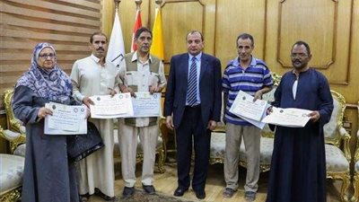 جامعة بنى سويف تكرم الموظفين المُحالين على المعاش