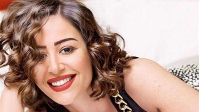 إنجي علي تحتفل بميلاد «منة شلبي» على طريقتها