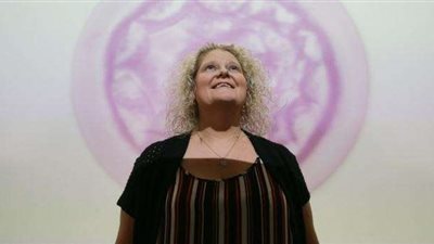 أول طفلة «أنابيب» في العالم تحتفل بعيد ميلادها الـ40