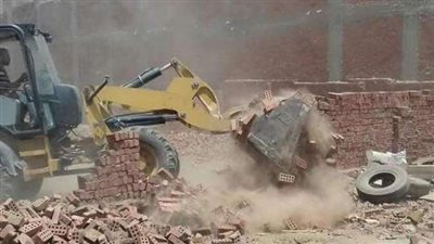 بالصور .. إزالة ٢١ حالة تعدٍ على أملاك الدولة والسكة الحديد بالخانكة