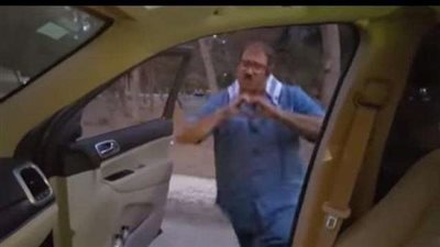 شاهد.. أبو حفيظة يشارك في تحدي ”كيكي”