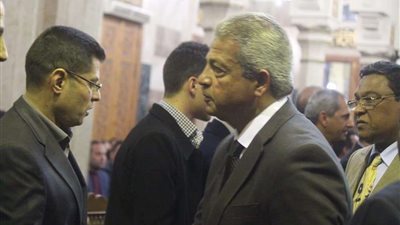 بالصور.. وزير الرياضة السابق ورئيس نادي النجوم بعزاء والدة خالد لطيف